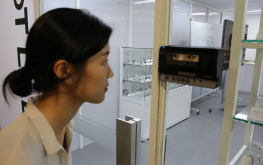 홍채인식 솔루션 업체 이리언스(대표 김성현)는 전국 보훈병원의 생체인식 출입관리시스템 시범사업에 홍채인식 솔루션을 공급한다고 22일 밝혔다. 이를 통해 국가유공자와 그 유가족의 병원 이용 편의성을 높인다는 계획이다 사진은 이리언스 제품을 시연하는 모습. 경기창조경제혁신센터 제공